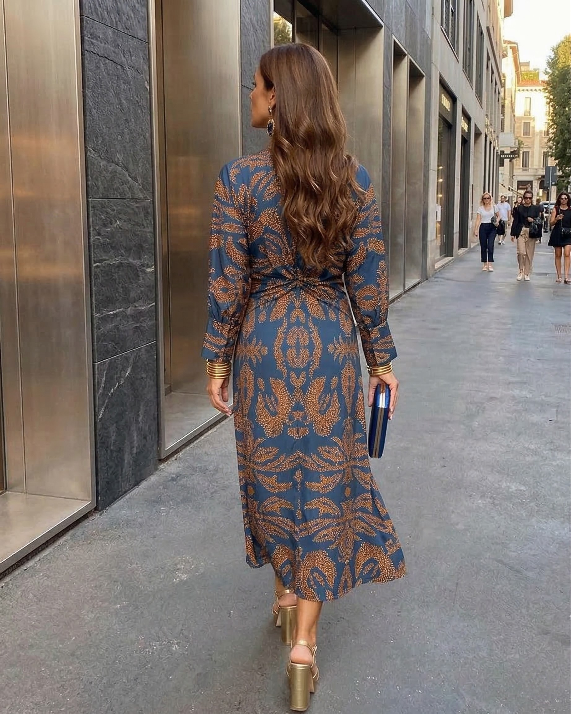 Isadora™ – Abito Midi Elegante con Nodo in Vita e Stampa Artistica