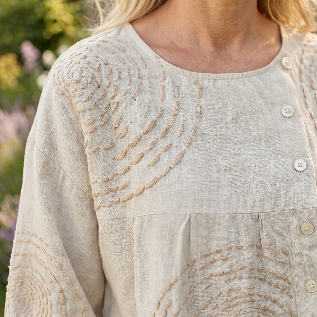 Adelina | Blusa elegante con ricami artistici